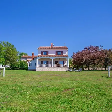 Spacious In Kukci With Swimming Pool Willa